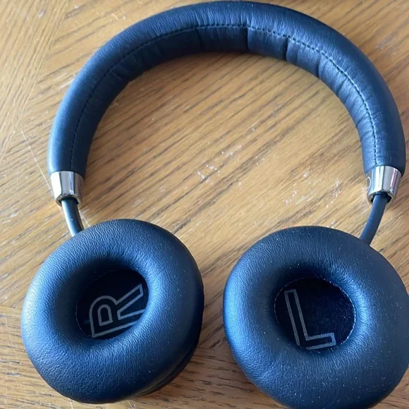 Puro Sound Labs BT2200 Volume Limited Kids’ Bluetooth Headphones - Picture 2 of 4